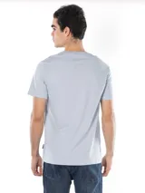 Remera celeste de algodón con cuello redondo y logo CK bordado en el pecho.