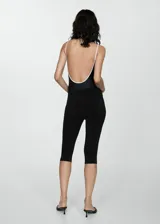 Leggings negro de corte ajustado y tiro alto, ideales para uso diario y actividades deportivas.