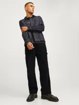 Pantalón de pana negro, corte recto, con bolsillos traseros y frontales, cierre con cremallera y trabilla para martillo.