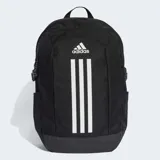 Mochila deportiva Adidas de color negro con tres franjas verticales blancas en el frente y logo de la marca en la parte superior. Cuenta con bolsillos laterales de malla y base reforzada.