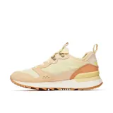 Zapatillas urbanas Merrell Alpine 83 Sneaker Recraft color beige con detalles en marrón. Confeccionadas con materiales reciclados, cuello de neopreno elástico, contrafuerte de TPU moldeado, forro de malla transpirable, plantilla extraíble de espuma EVA y suela exterior de caucho.