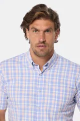 Camisa de manga corta con estampado a cuadros en tonos celeste, blanco y naranja.