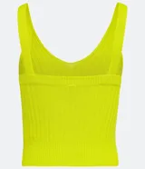 Musculosa cropped de viscosa acanalada color beige, con tirantes medios elásticos.