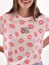 Remera negra con estampado de estrellas blancas y texto amarillo.