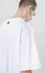 Remera blanca de manga corta con calce boxy fit, realizada en tejido jersey 24/1 americano.