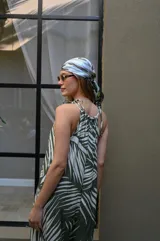 Mono largo de breteles finos con estampado de hojas en blanco y azul marino.