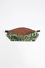 Neceser grande de nylon con estampado animal print en tonos verde, negro y rosa. Tiene estructura blanda, cierre con cremallera, logo de la marca y bolsillo interior.