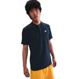 Remera Nike Club de hombre, color azul marino, con cuello mao y logo bordado en blanco. Corte clásico y mangas cortas.