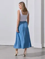 Falda larga de lyocell color celeste, con pretina ancha elastizada con lazo y bolsillos delanteros.