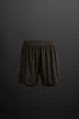 Shorts de running color verde oscuro, con cintura elástica ajustable y cordón interior. Cuenta con malla interior, bolsillo trasero con cierre y perforaciones en las piernas.