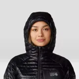 Campera negra con capucha, ultraliviana, rellena de poliéster reciclado. Cuenta con un bolsillo seguro en el pecho con cremallera, dos bolsillos seguros con cremallera para las manos, puños elásticos y dos ajustadores de dobladillo inferior. Se puede guardar en su propio bolsillo.