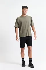 Remera verde militar de manga corta con corte boxy y cuello redondo.