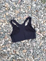 Top deportivo color borgoña con espalda tipo nadadora.