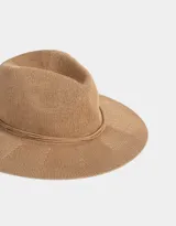 Sombrero de paja color beige con cinta decorativa marrón.