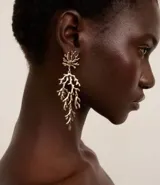 Maxi aros colgantes dorados con forma de coral, con cierre de tornillo.