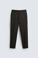 Pantalón de vestir negro de lana, corte recto, con bolsillos laterales y traseros con botón.