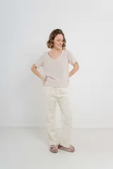 Pantalón de jean color crema con estampado de mini flores rosas y verdes, corte recto, tiro alto y calce relajado.