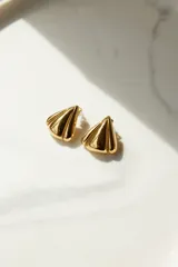 Aros de acero quirúrgico hipoalergénico con baño de oro de 18k, con diseño en forma de concha.