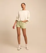 Short de sarga negro con cintura alta, bolsillos delanteros y traseros.