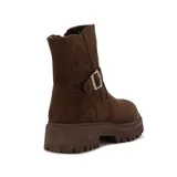 Botas cortas color beige, con hebilla decorativa y suela track.