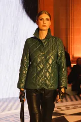Campera de cuero negra con diseño matelassé de rombos, cuello camisero, cierre frontal con botones a presión, dos bolsillos delanteros y puños con botón.