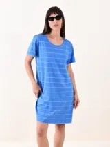 Vestido corto azul con rayas horizontales blancas, corte recto y mangas cortas con dobladillo.