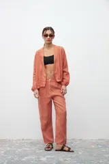 Kimono color ocre de lino, de corte holgado y mangas largas con puños elásticos.