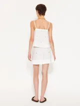 Short blanco con pequeños apliques brillantes.