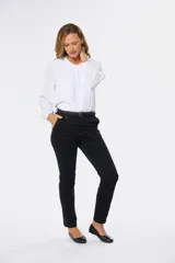 Pantalón skinny negro de gabardina elastizada, con bolsillos delanteros y traseros, y presillas para cinturón.