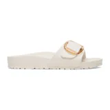 Sandalias Birkenstock Madrid Big Buckle, de goma color blanco hueso, con hebilla grande dorada.