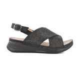 Sandalia de cuero color beige con plataforma baja, tiras cruzadas con perforaciones y hebilla lateral.