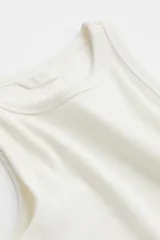 Musculosa corta blanca de punto acanalado de algodón, con corte ajustado y ribete fino en escote y sisas.