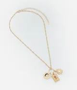 Collar dorado con cadena singapura y dijes colgantes: sol, luna, ojo turco y rosa.