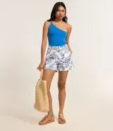 Short de cintura alta confeccionado en sarga con estampado de follaje y cinturón con hebilla.