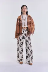 Pantalón de denim de corte wide leg con estampado de manchas de vaca.