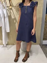 Vestido corto azul de lino, con breteles con elástico y espalda regulable.