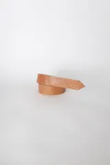 Cinturón de cuero negro, delgado y liso, con terminación en lazo.