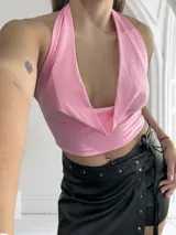 Top blanco con escote halter y espalda descubierta.