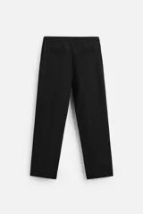 Pantalón negro de corte recto con cintura elástica ajustable con cordón, bolsillos laterales y traseros.