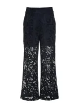 Pantalón de encaje negro con corte recto y forro, cuenta con cierre de cremallera frontal y dos bolsillos.