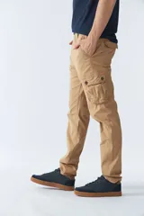 Pantalón cargo de hombre color verde militar, corte regular, con dos bolsillos laterales y logo bordado.