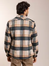 Camisa a cuadros beige, gris y marrón, de corte regular fit, con cuello clásico, manga larga y dos bolsillos con solapa abotonada en el pecho.
