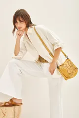 Campera manga larga color marrón con cuello camisero, confeccionada en gabardina con parches bordados en delantero y espalda.