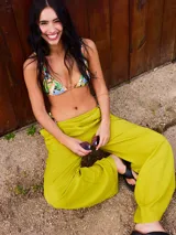 Pantalón fucsia de corte palazzo, con cintura elastizada.