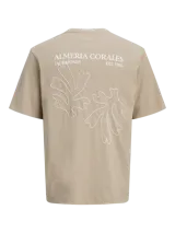 Remera color arena de manga corta y cuello redondo. Estampado en el frente con la leyenda "Almeria Corales Jack & Jones Est. 1990" y dos dibujos de corales. Corte recto.