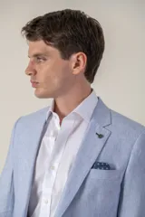 Saco de vestir celeste con diseño espigado, confeccionado en lino, corte slim fit y medio forro.