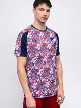 Remera de entrenamiento azul marino con detalles en blanco y rojo en los hombros y mangas. Incluye el logo de Umbro y el escudo del Club Nacional de Football en el pecho.