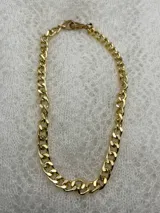 Collar de cadena dorada con eslabones gruesos y cierre de mosquetón.