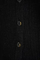 Cardigan negro de tejido de punto acanalado, con cuello polo, corte al cuerpo y cierre frontal con botones.