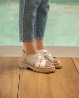 Sandalias de cuero vacuno color marrón, con tiras anchas cruzadas en el empeine, elástico en el talón y doble suela de goma deportiva.